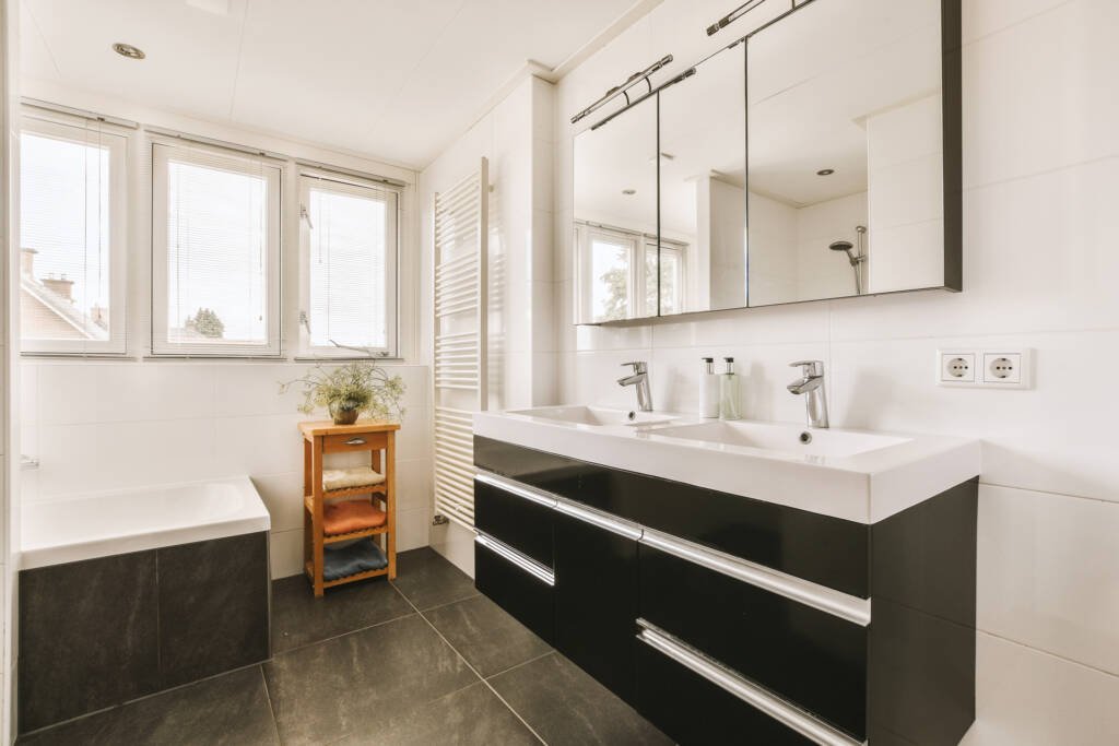 Aménagement intérieur luxueux d'une salle de bains avec murs en marbre