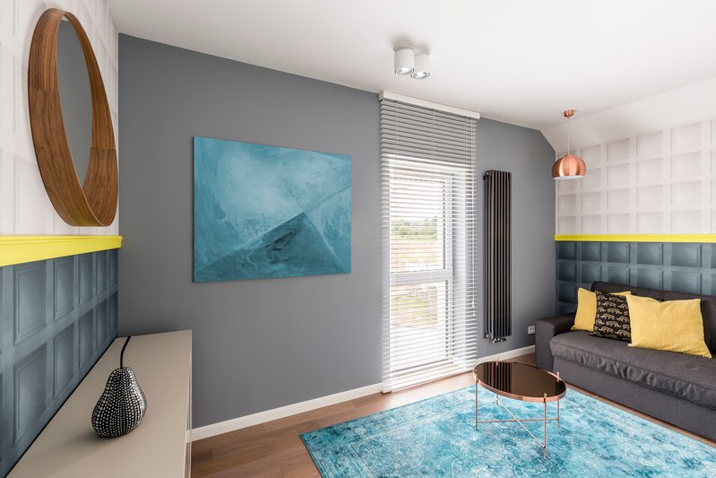 Appartement rénové moderne avec mobilier élégant et espace optimisé