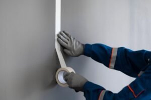 Le test du scotch révèle en quelques secondes si le papier tient encore au mur