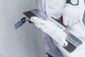 L'enduit de lissage redonne au mur une surface parfaitement plane avant la sous-couche.