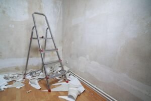 Plâtre sur lattis, torchis, microfissures : les murs anciens demandent un diagnostic avant toute rénovation.
